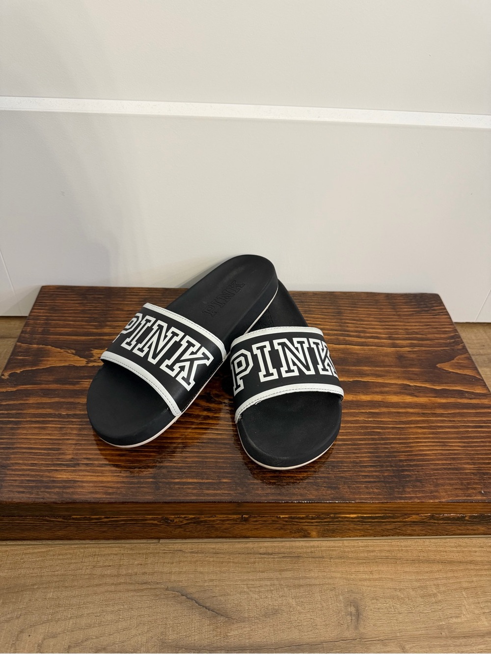 ⭐️PINK Victoria's Secret Black and White Logo Slide Sandals ⭐️